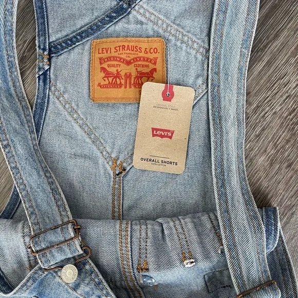 Levi’s | Denim Shortalls Light Wash - Picture 8 of 10